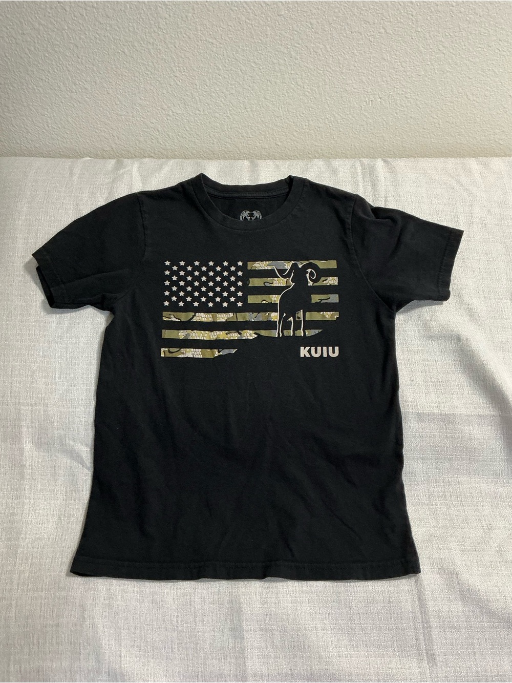 KUIU Black Tee with Camo American Flag & Ram Graphic youth black size medium